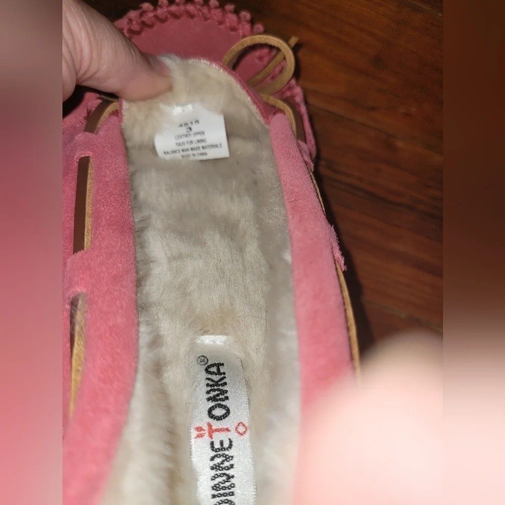 NWOT Minnetonka pink leather moccasins. Girls 3